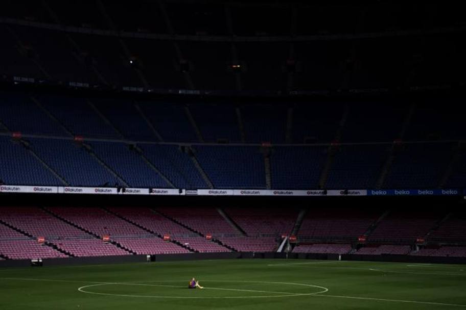Un&#39;altra foto di Iniesta da solo al Camp Nou. 
